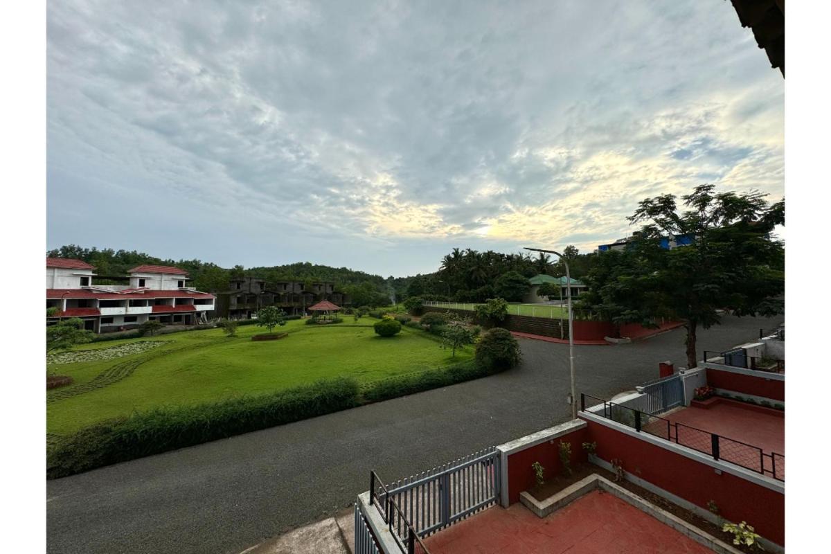 ホテル サッダナ エクスクルーシブ ダポリ Dāpoli エクステリア 写真