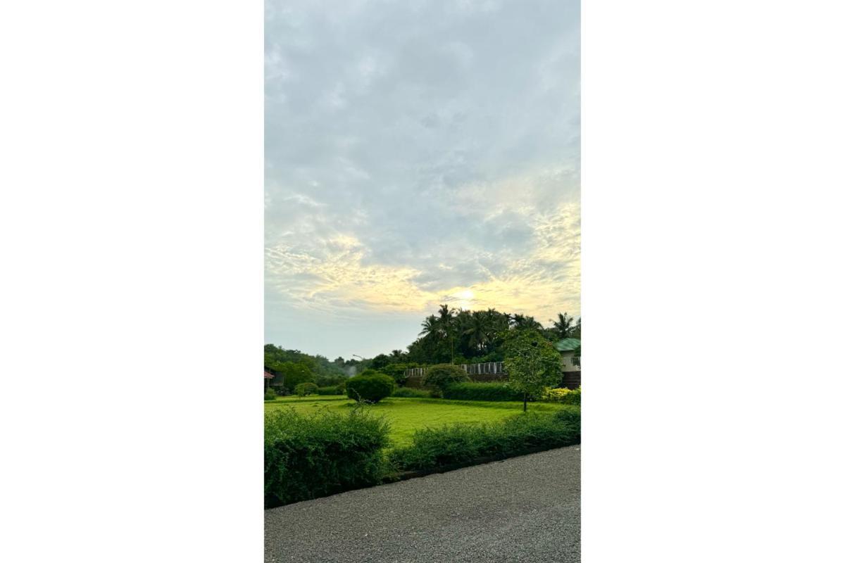 ホテル サッダナ エクスクルーシブ ダポリ Dāpoli エクステリア 写真